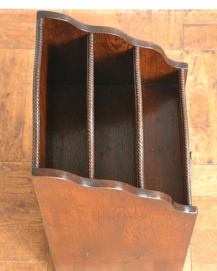 マガジンラック　アンティーク家具　珍しい小さな扉付きのマガジンラック（コールボックス）、英国輸入のアンティーク家具　家具を上から見てみましょう目線に入る天板の上もしっかりと修復しました。(z-111-f)