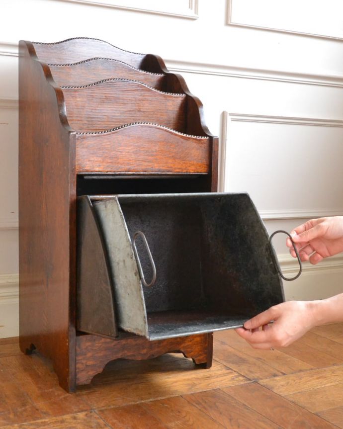 マガジンラック　アンティーク家具　珍しい小さな扉付きのマガジンラック（コールボックス）、英国輸入のアンティーク家具　取り外すことができますボックスは取り外せます。(z-111-f)