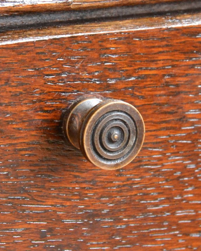 マガジンラック　アンティーク家具　珍しい小さな扉付きのマガジンラック（コールボックス）、英国輸入のアンティーク家具　開ける度にワクワク取っ手もアンティークらしい贅沢なデザイン。(z-111-f)
