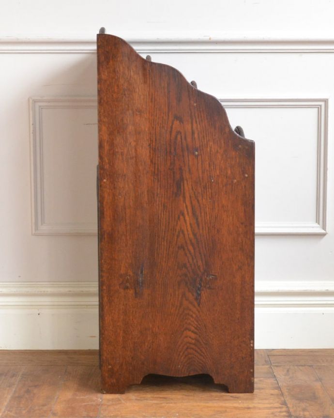 マガジンラック　アンティーク家具　珍しい小さな扉付きのマガジンラック（コールボックス）、英国輸入のアンティーク家具　もちろん横顔も美しいしっかりお直ししたので、どこから見ても美しい自信があります。(z-111-f)