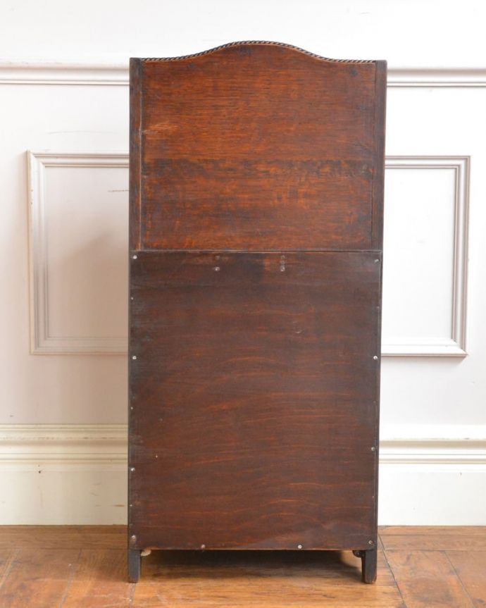 マガジンラック　アンティーク家具　珍しい小さな扉付きのマガジンラック（コールボックス）、英国輸入のアンティーク家具　後ろ姿にも気を使っていますアンティークは新品ではないので、経年変化によるキズはありますが、専門の職人がしっかり修復したので後ろ姿も美しいんです。(z-111-f)