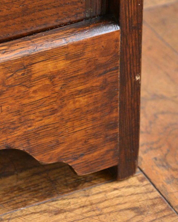 マガジンラック　アンティーク家具　珍しい小さな扉付きのマガジンラック（コールボックス）、英国輸入のアンティーク家具　女性１人でラクラク運べちゃうんですHandleのアンティークは、脚の裏にフェルトキーパーをお付けしています。(z-111-f)