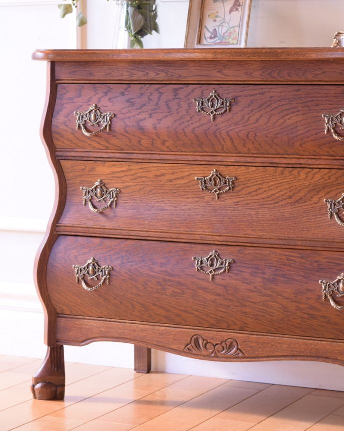 フランスの家具らしい美しいフォルム