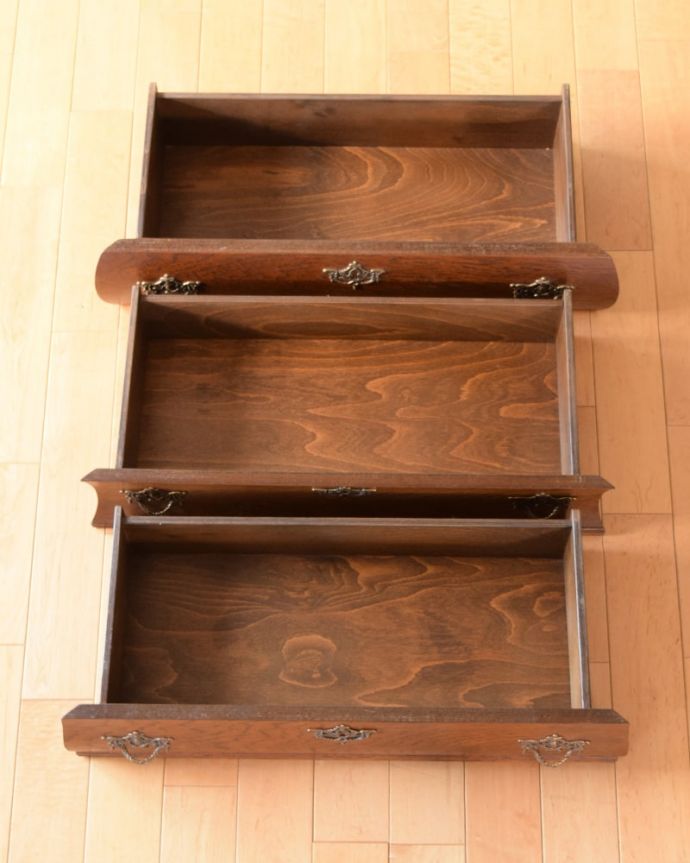 アンティークチェストの引き出しの中