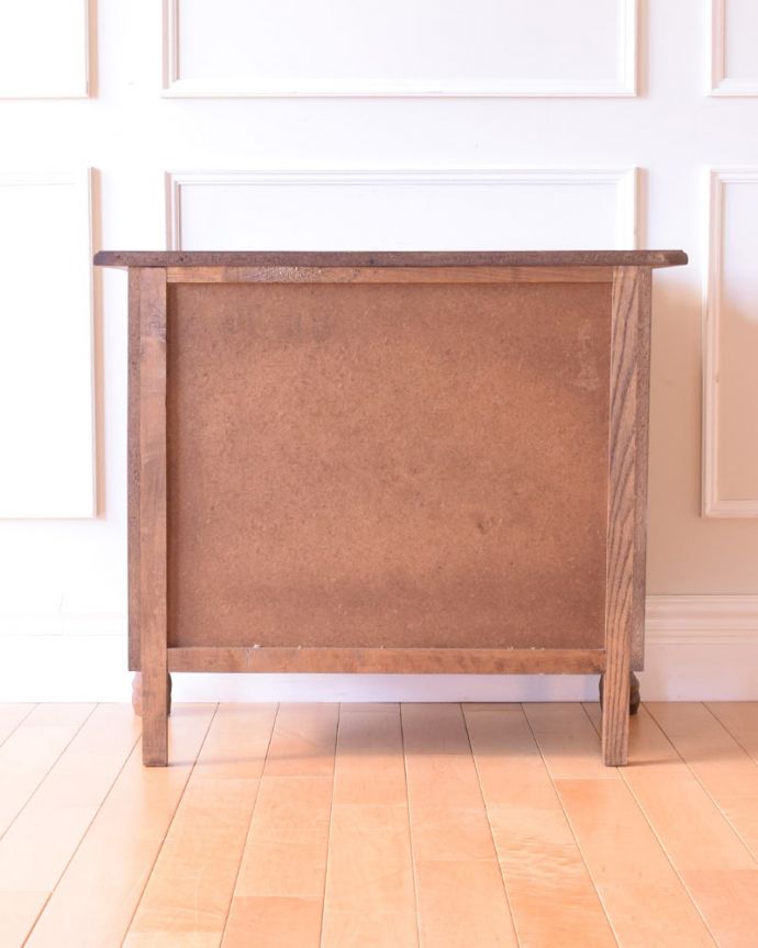 チェストの後ろ姿