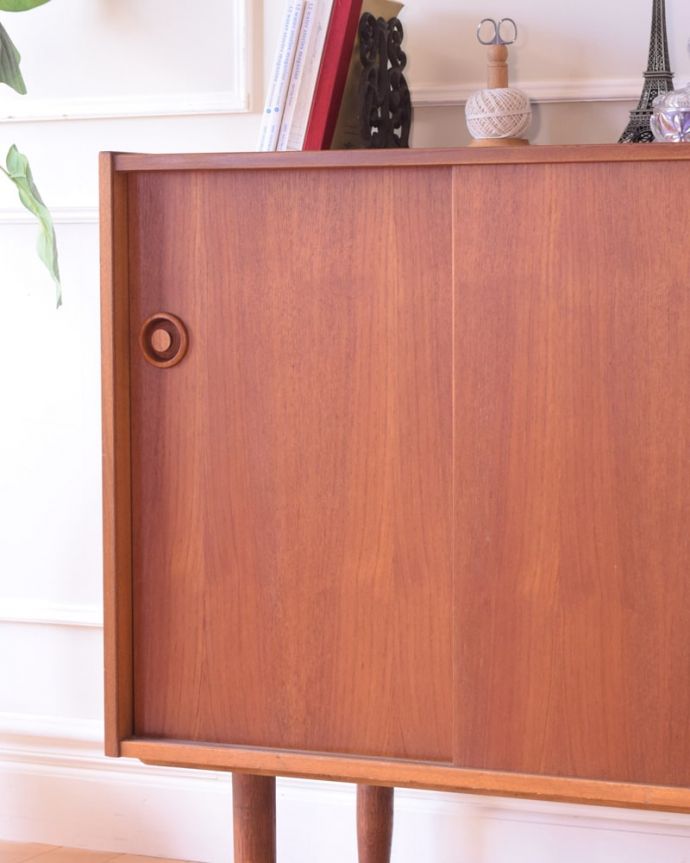 アンティークのキャビネット　アンティーク家具　北欧スタイルのシンプルなヴィンテージ家具、コンパクトサイズのサイドボード　ヴィンテージ家具らしいあたたかさ。(z-113-f)