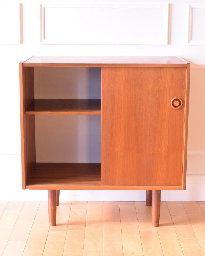 アンティークのキャビネット　アンティーク家具　北欧スタイルのシンプルなヴィンテージ家具、コンパクトサイズのサイドボード　扉の奥はたっぷり収納扉を開けると、中にはたっぷりの収納。(z-113-f)