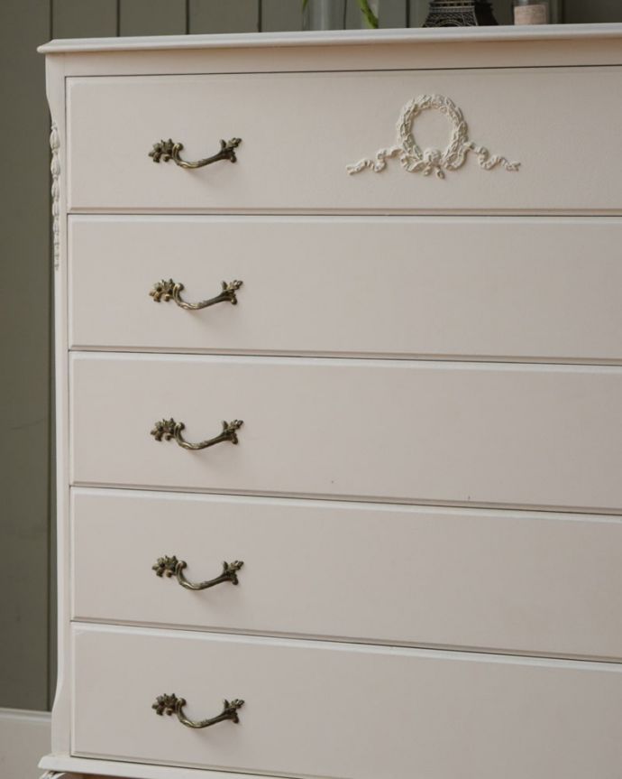 アンティークのチェスト アンティーク家具 フランスのアンティークチェスト、女性らしいドロワー(整理ダンス) 収納だけじゃなく見た目でも楽しめます女性らしく素敵なデザインなので、チェストと言っても収納として使うだけじゃなく、置くだけでワクワクしてしまうアンティーク。(z-114-f)