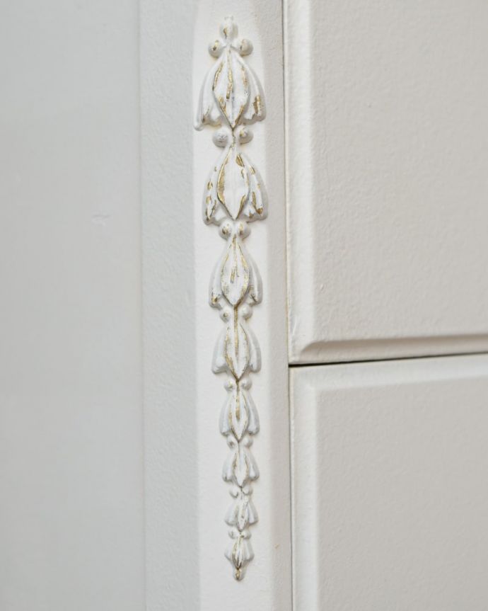 アンティークのチェスト アンティーク家具 フランスのアンティークチェスト、女性らしいドロワー(整理ダンス) やっぱりココがフランスらしい美しい彫にうっとり・・・ポイントポイントの装飾がキレイです。(z-114-f)