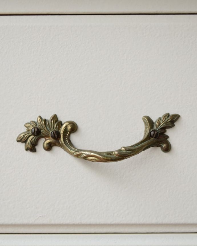 アンティークのチェスト アンティーク家具 フランスのアンティークチェスト、女性らしいドロワー(整理ダンス) 開ける度にワクワクする取っ手フランスらしい優雅なデザインは取っ手にも。(z-114-f)