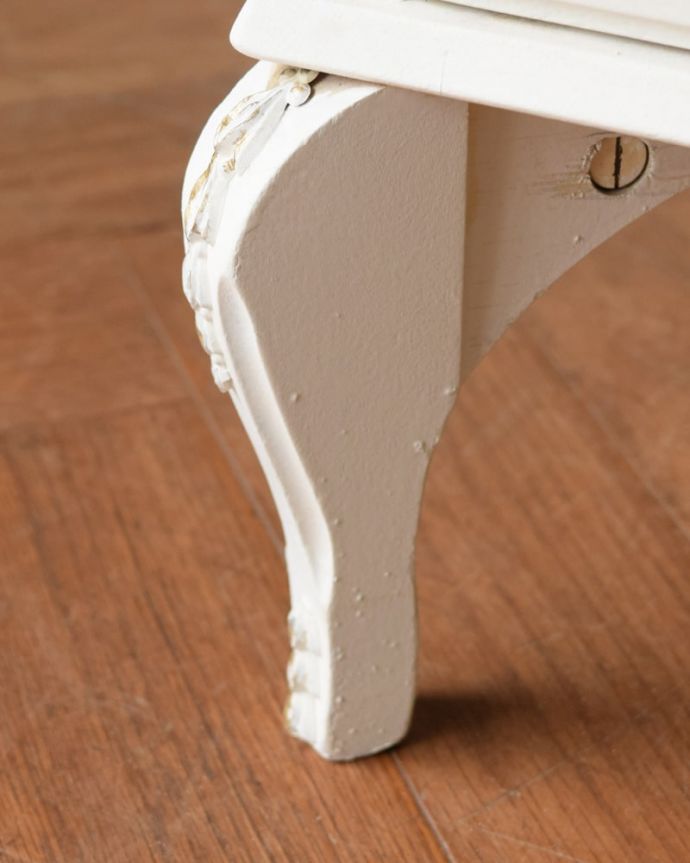 アンティークのチェスト アンティーク家具 フランスのアンティークチェスト、女性らしいドロワー(整理ダンス) 女性1人でラクラク運べちゃう仕掛けHandleのアンティークは、脚の裏にフェルトキーパーをお付けしています。(z-114-f)