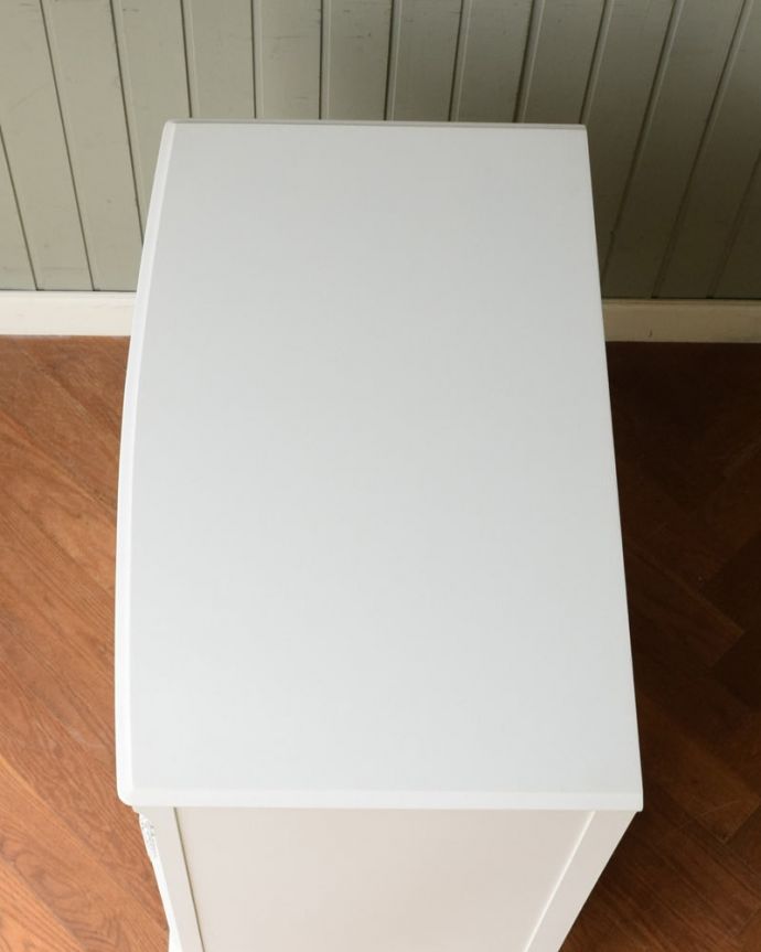 アンティークのチェスト アンティーク家具 フランスのアンティークチェスト、女性らしいドロワー(整理ダンス) 何を置こうかな・・・?上から見るとチェストはこんな形になっています。(z-114-f)