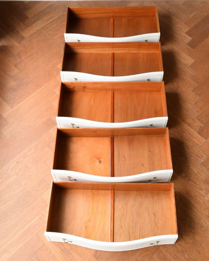 アンティークのチェスト アンティーク家具 チェスト<ドゥロワーズ(フレンチ/ペイント) お洋服もたっぷり収納出来ます修復する時、引き出しの中も職人がキレイにしました。(z-115-f)