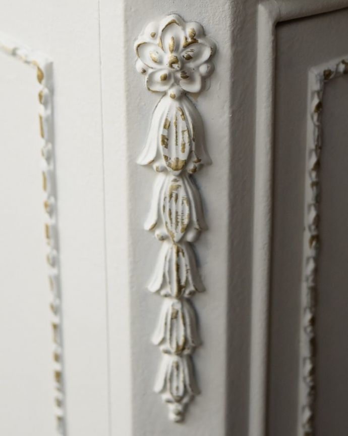 アンティークのチェスト アンティーク家具 チェスト<ドゥロワーズ(フレンチ/ペイント) やっぱりココがフランスらしい美しい彫にうっとり・・・ポイントポイントの装飾がキレイです。(z-115-f)