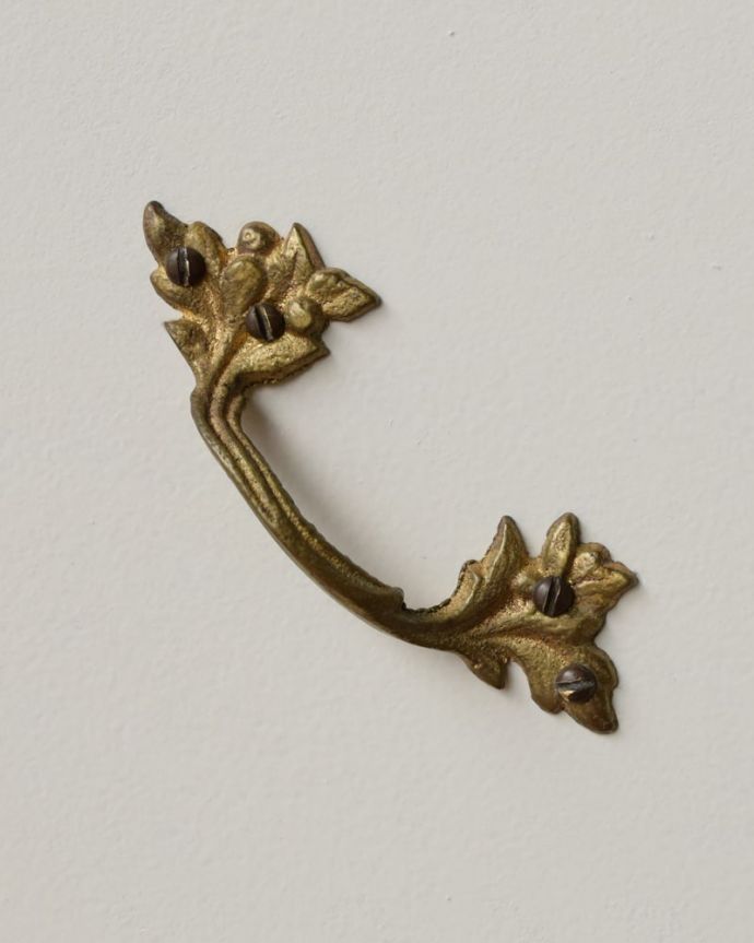 アンティークのチェスト アンティーク家具 チェスト<ドゥロワーズ(フレンチ/ペイント) 開ける度にワクワクする取っ手フランスらしい優雅なデザインは取っ手にも。(z-115-f)