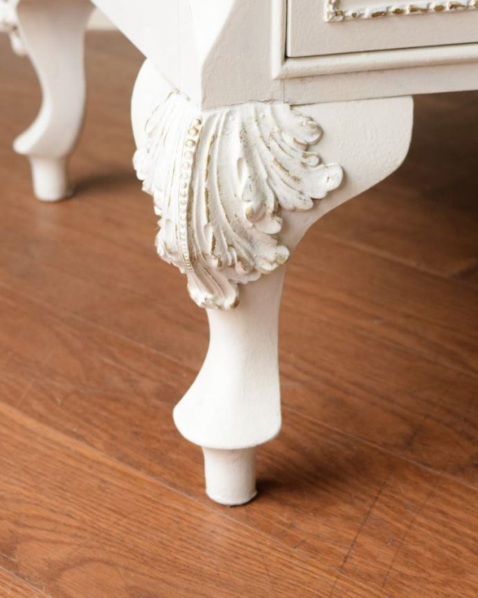 アンティークのチェスト アンティーク家具 チェスト<ドゥロワーズ(フレンチ/ペイント) 女性1人でラクラク運べちゃう仕掛けHandleのアンティークは、脚の裏にフェルトキーパーをお付けしています。(z-115-f)