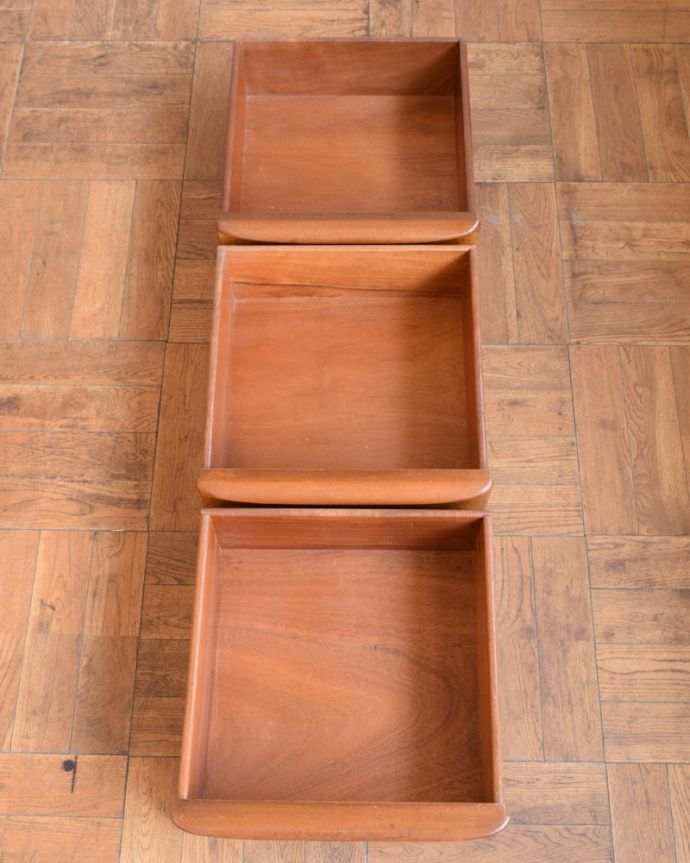 サイドボードの引き出しもキレイにお直ししました