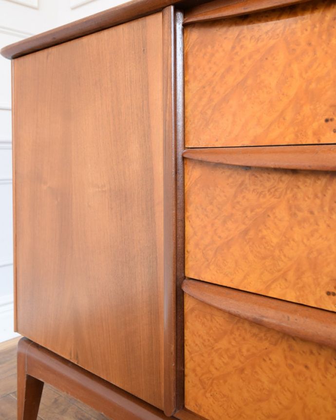 サイドボードの扉の木目があたたかさを演出