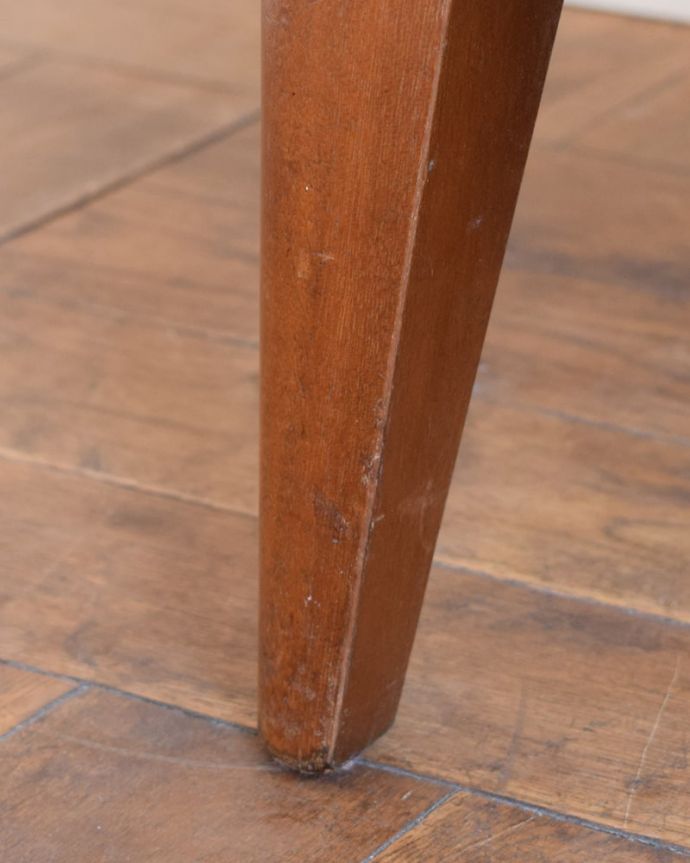 スッキリとしたサイドボードの脚の裏には…