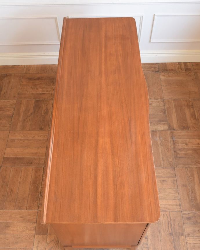 サイドボードの天板もキレイに仕上げました