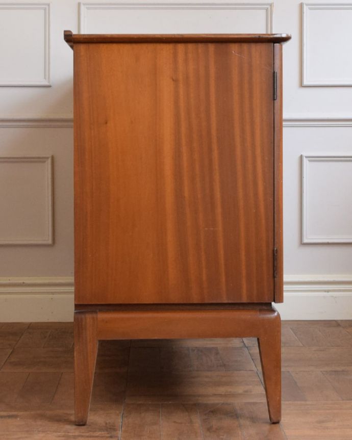 サイドボードは横から見てもスッキリ