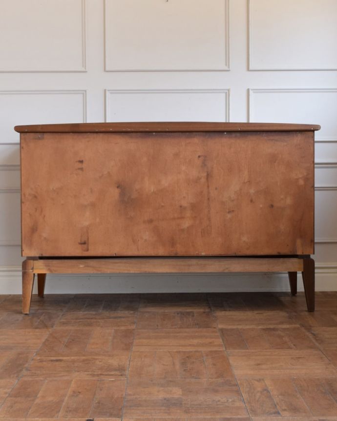 サイドボードの後ろ姿もキレイです