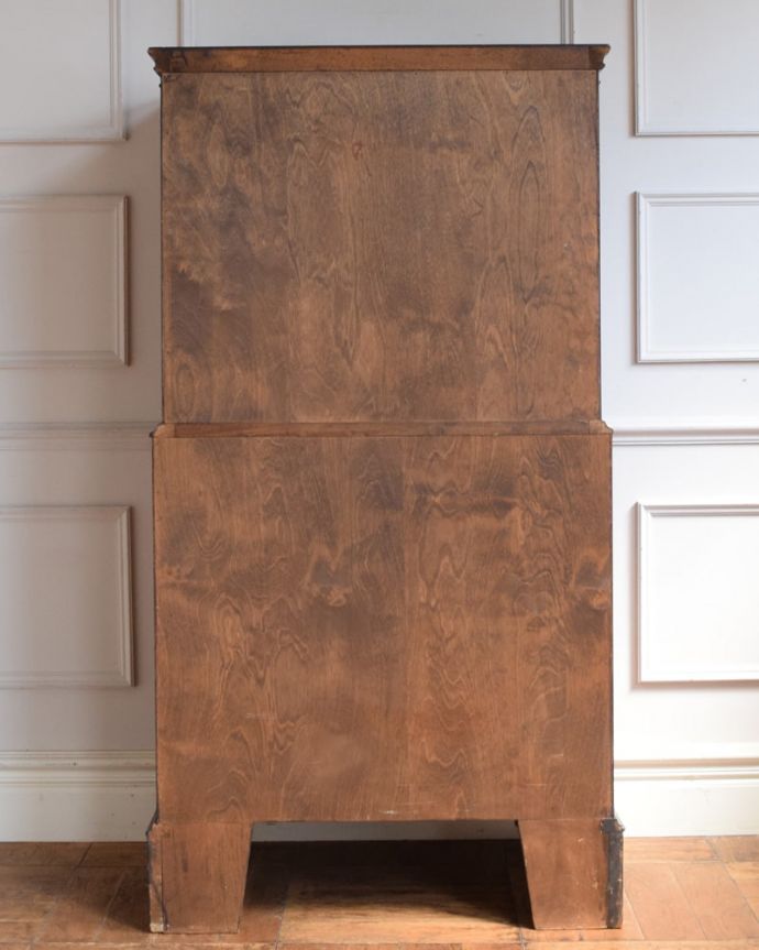 チェストの後ろ姿