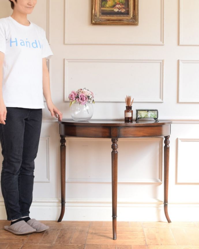 アンティークのコンソールテーブル