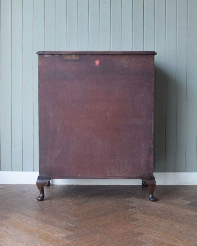 チェストの後ろ姿