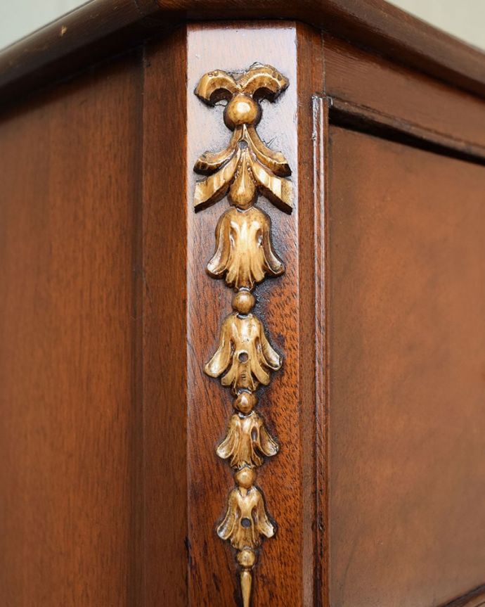 英国アンティーク家具らしい装飾