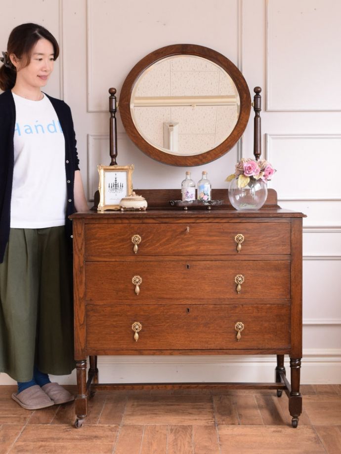 イギリスからやって来たドレッサー、アンティークのドレッシング