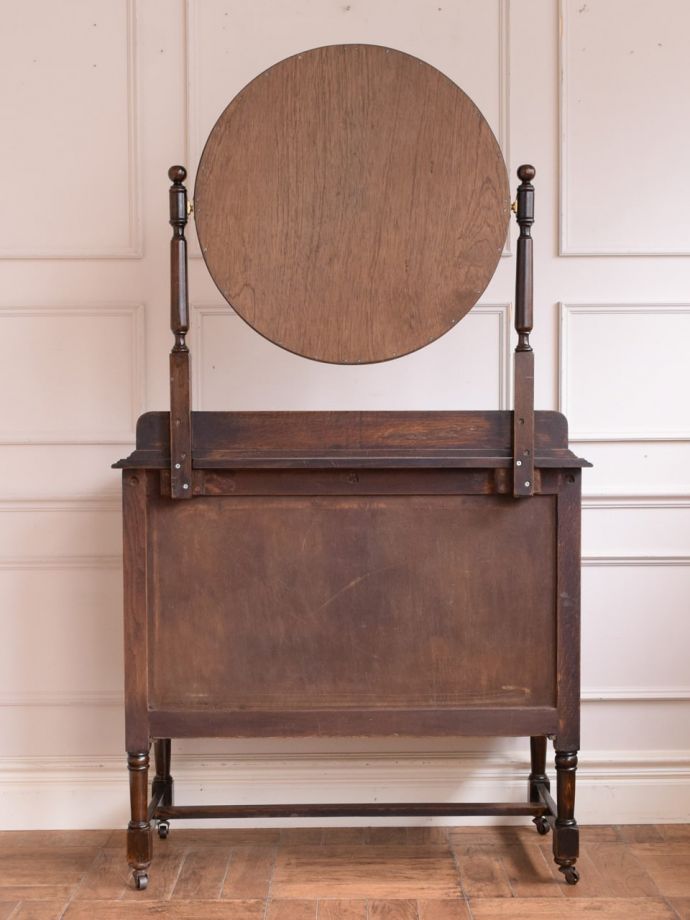 ドレッサーの後ろ姿