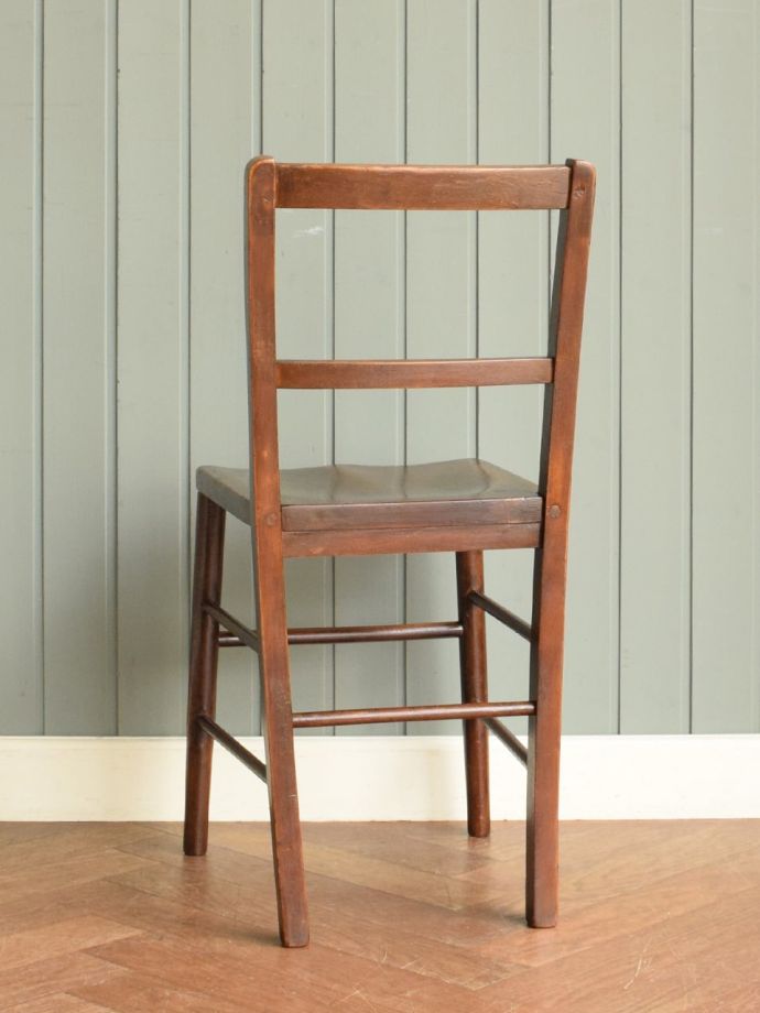 アンティークの椅子の後ろ姿