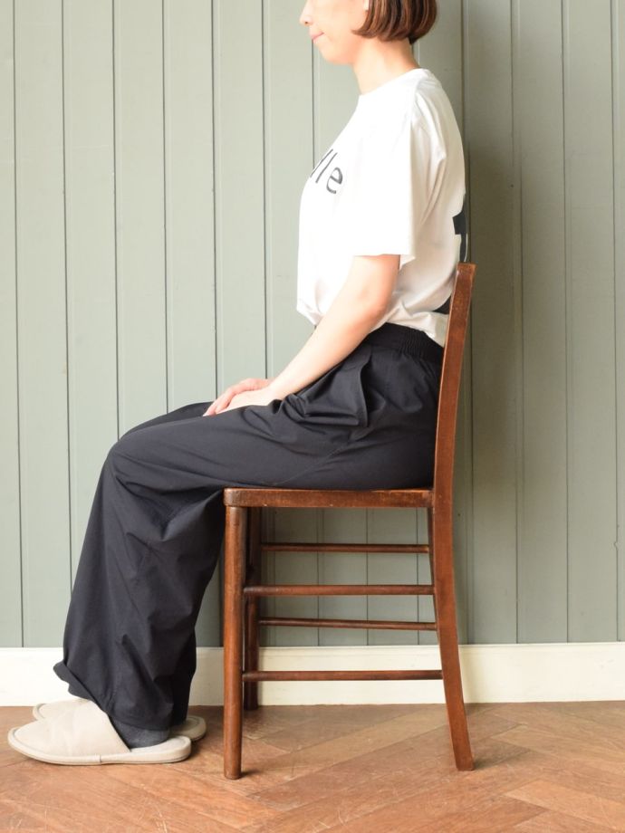 スクールチェアの横顔