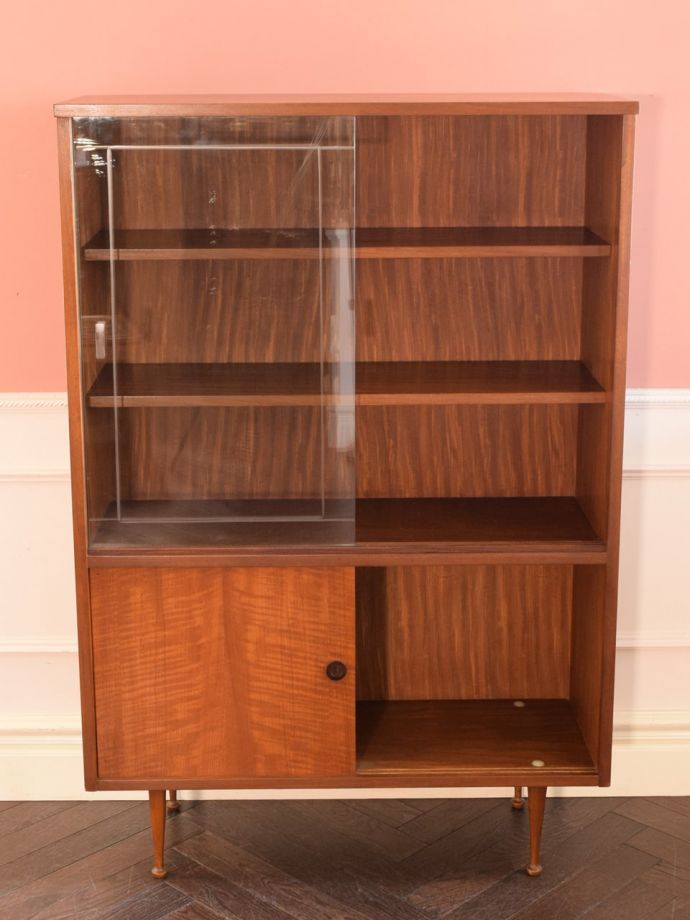 ヴィンテージキャビネットの扉の中