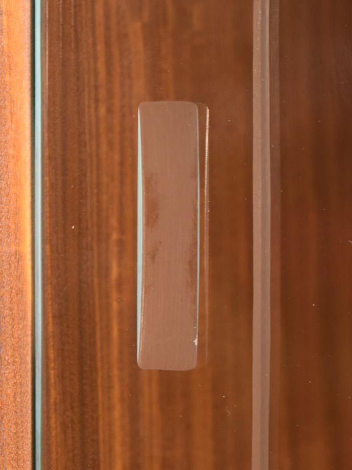 アンティークのキャビネット アンティーク家具 1960年代のアンティーク ガラスキャビネット こんな所もスタイリッシュ家具に似合うシンプルな取っ手。(z-122-f)