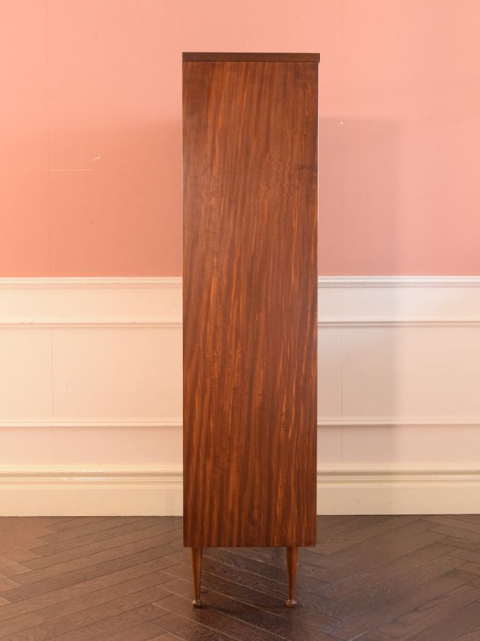 ビンテージキャビネットの側面