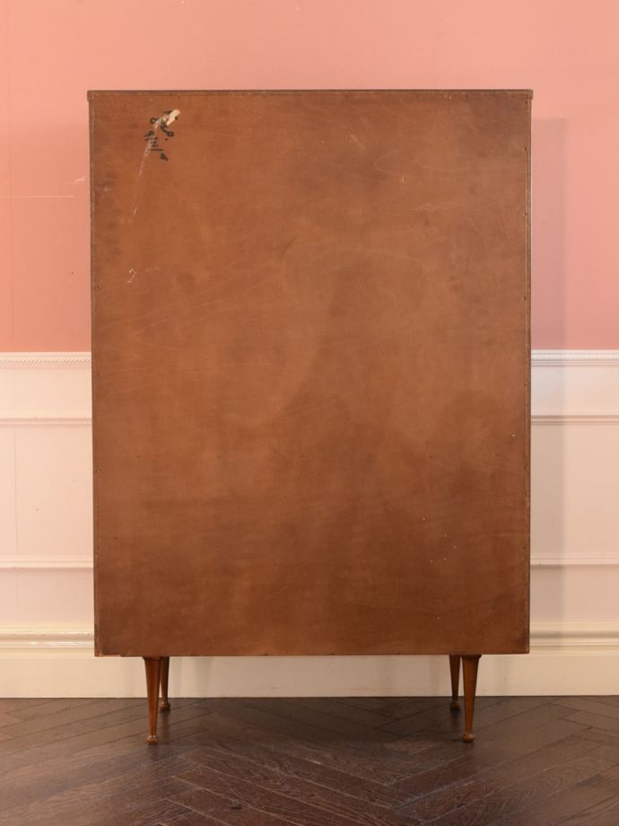 キャビネットの後ろ姿