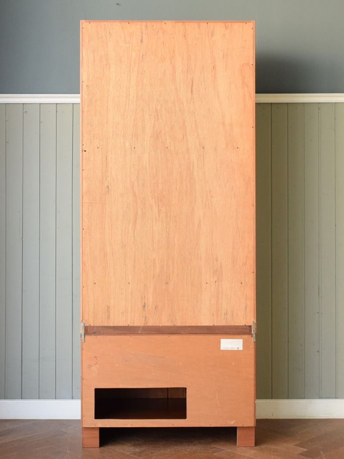 G-PLANのキャビネットの後ろ姿