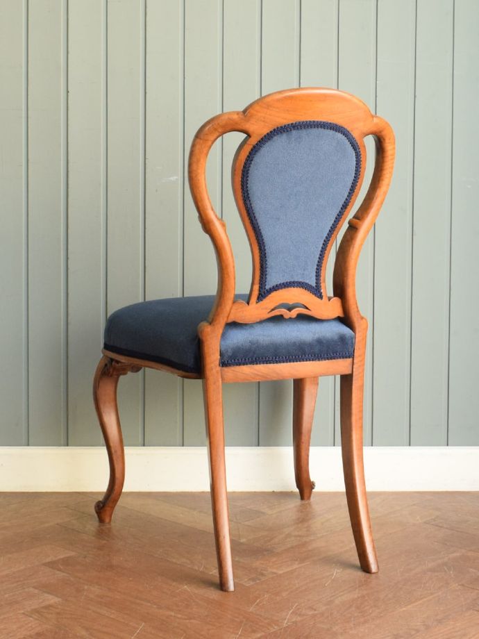 アンティークのサロンチェアの後ろ姿