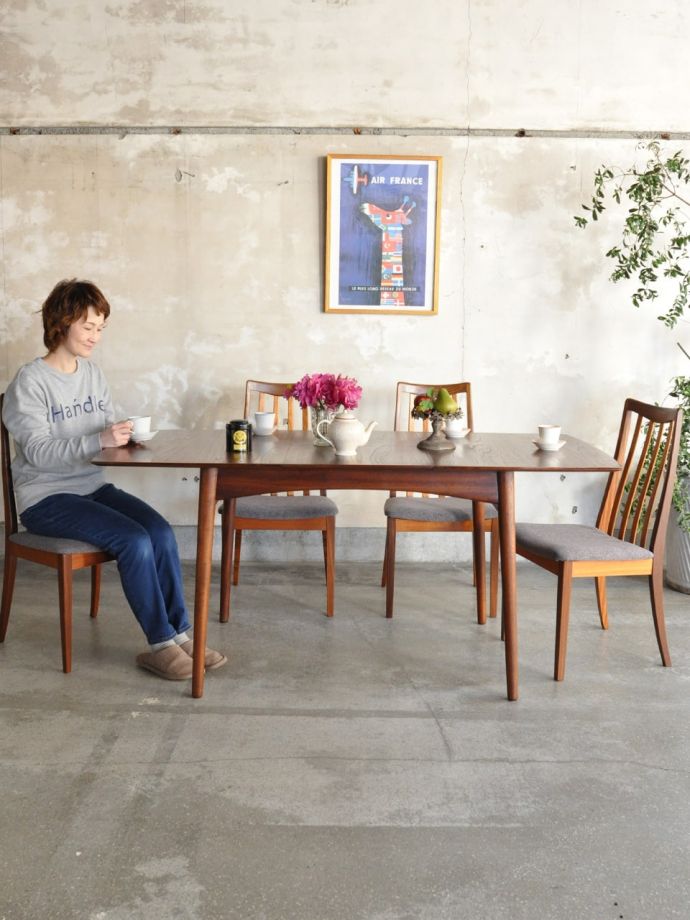 北欧スタイルのおしゃれなダイニングテーブル