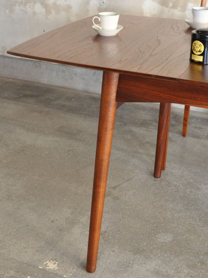 北欧スタイルのビンテージテーブル