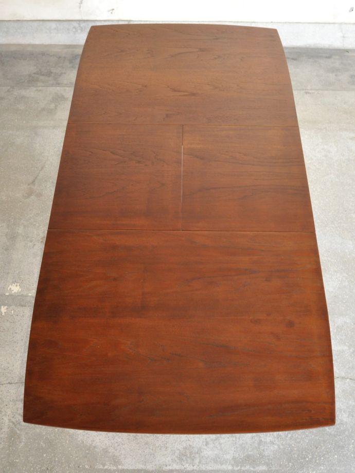 天板を広げた伸長式テーブル