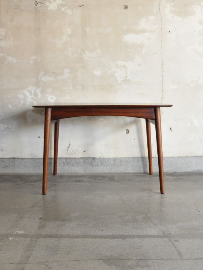 伸長式テーブルの側面