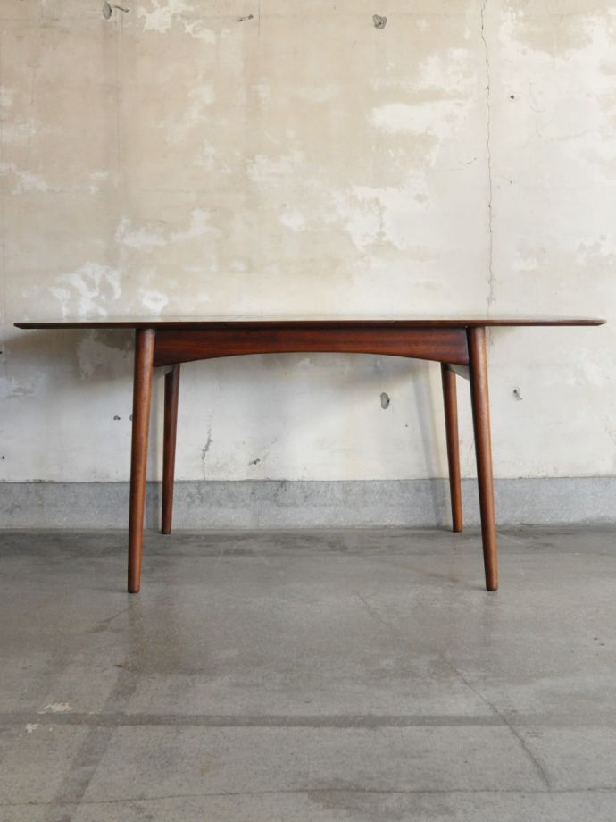 広げた伸長式テーブル