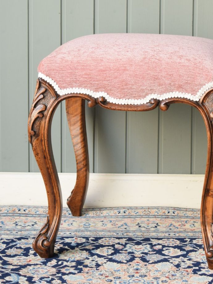 アンティークの椅子らしい美しい装飾