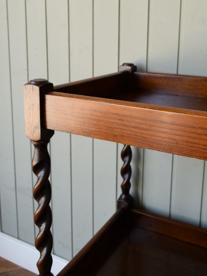 アンティークのワゴンの天板の縁