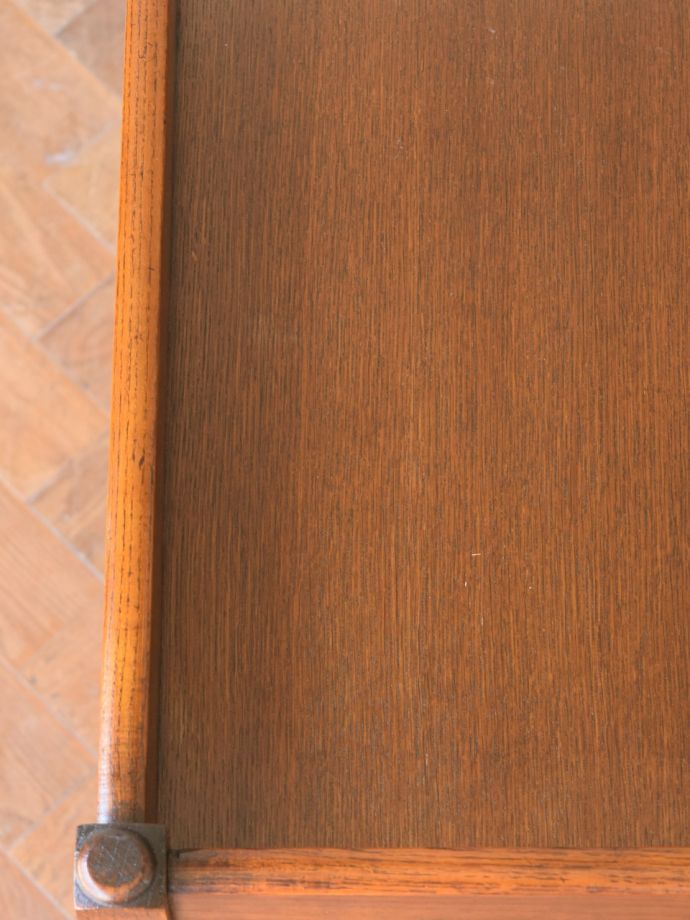 アンティークワゴンらしい木目