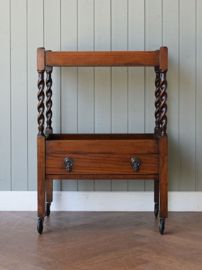 アンティークのワゴンの側面