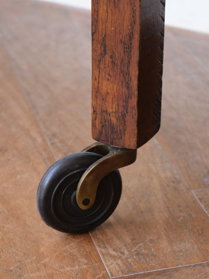 アンティークワゴンの脚